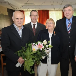 Von links: E.Rathke (Vorsitz KV Bochum), E.Steinbach (Geschäftsführer UB Ruhr-Mitte), Lore Range, B.Champignon (Vorsitz AWO Bezirk Westl.Westfalen), H.Drenseck (Vorsitz UB Ruhr-Mitte)