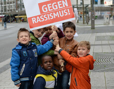 AWOkita-Kinder mit Plakat AWO gegen Rassismus