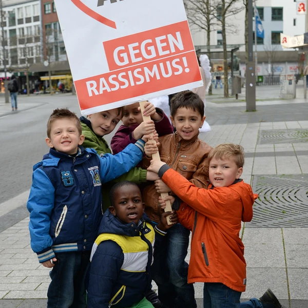 AWOkita-Kinder mit Plakat AWO gegen Rassismus
