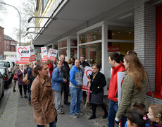 AWO-Mitarbeiter treffen sich vor dem Stadtbüro