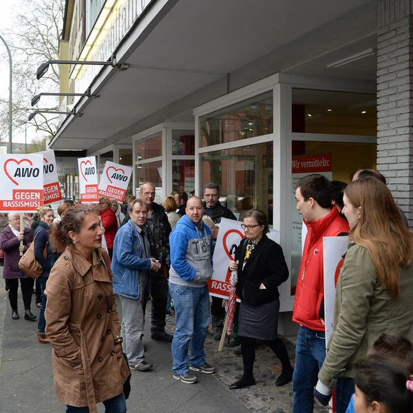 AWO-Mitarbeiter treffen sich vor dem Stadtbüro