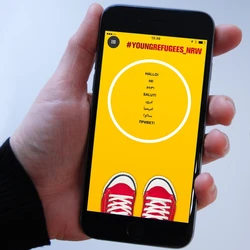 Eine Hand mit Handy darin liegend. Das Display zeigt die Start-Seite der APP YOUNGREFUGEES_NRW