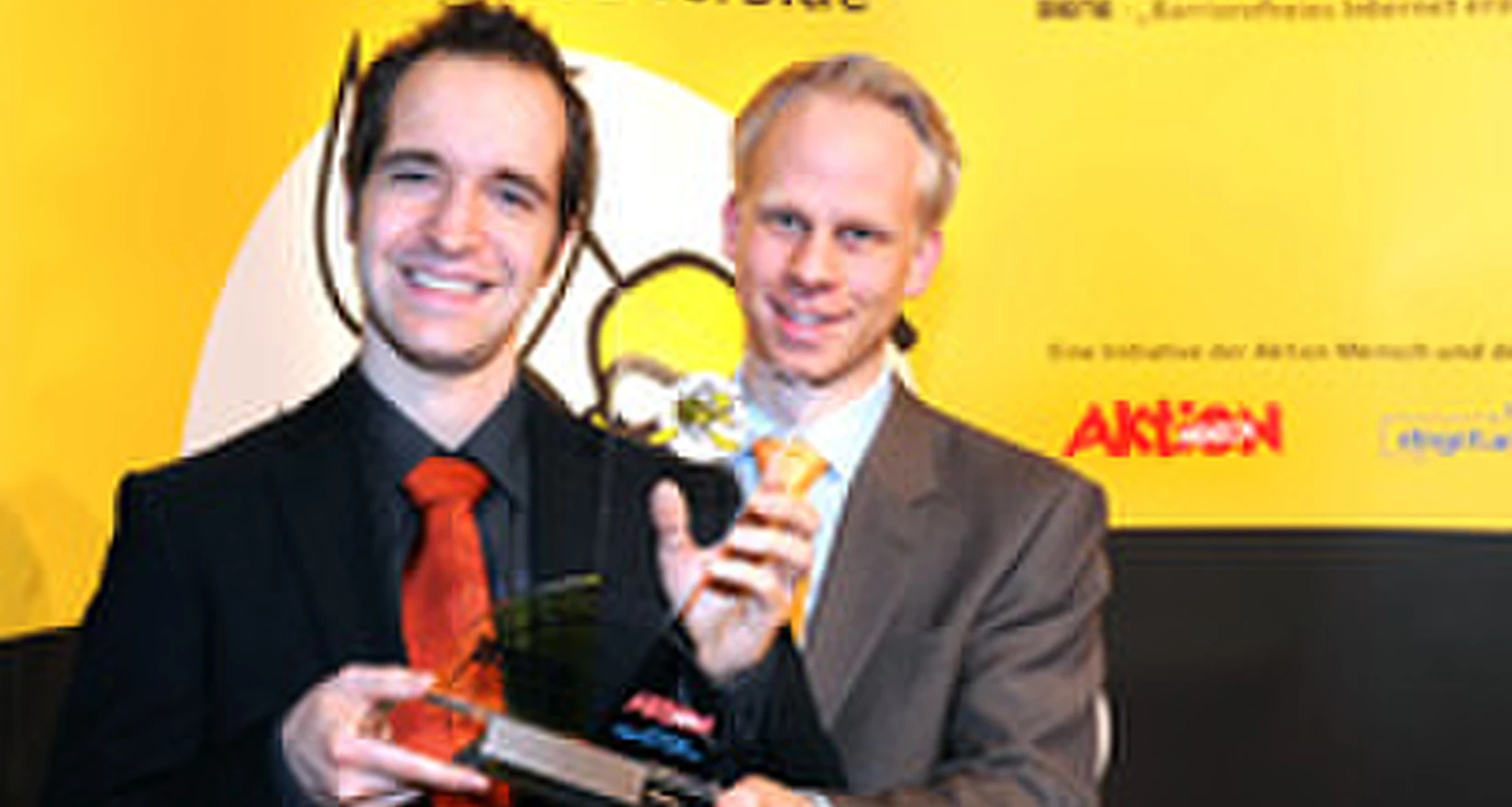 Robert Bernis und Johannes Herberhold von der Agentur tenolo mit dem BIENE-Preis der AWO