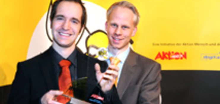 Robert Bernis und Johannes Herberhold von der Agentur tenolo mit dem BIENE-Preis der AWO