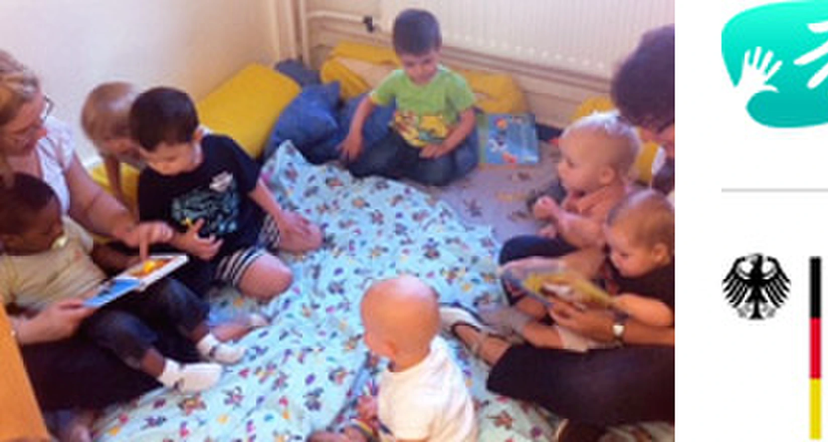 Betreute Kindergruppe. Logo: Frühe Chancen: Schwerpunkt-Kitas Sprache und Integration. Logo: Bundesministerium für Familie, Senioren, Frauen und Jugend