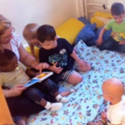 Betreute Kindergruppe. Logo: Frühe Chancen: Schwerpunkt-Kitas Sprache und Integration. Logo: Bundesministerium für Familie, Senioren, Frauen und Jugend
