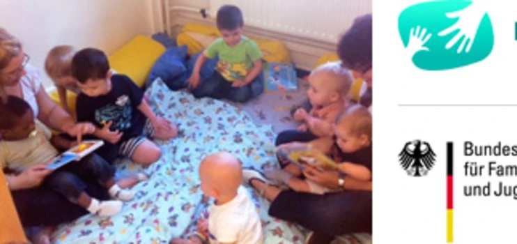 Betreute Kindergruppe. Logo: Frühe Chancen: Schwerpunkt-Kitas Sprache und Integration. Logo: Bundesministerium für Familie, Senioren, Frauen und Jugend
