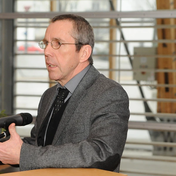 Geschäftsführer Ernst Steinbach hält seine Rede