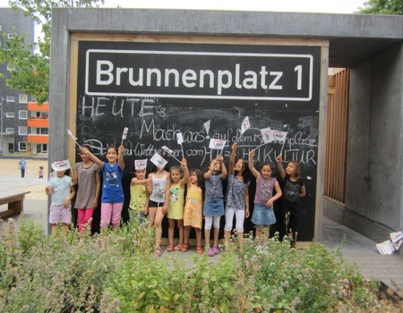 Kindergruppe mit AWO-Fähnchen