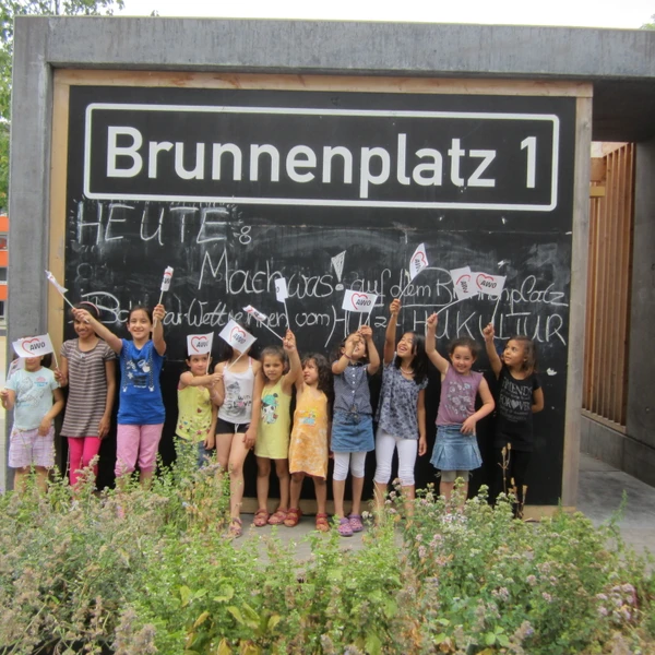 Kindergruppe mit AWO-Fähnchen
