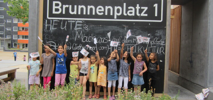 Kindergruppe mit AWO-Fähnchen