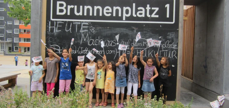 Kindergruppe mit AWO-Fähnchen