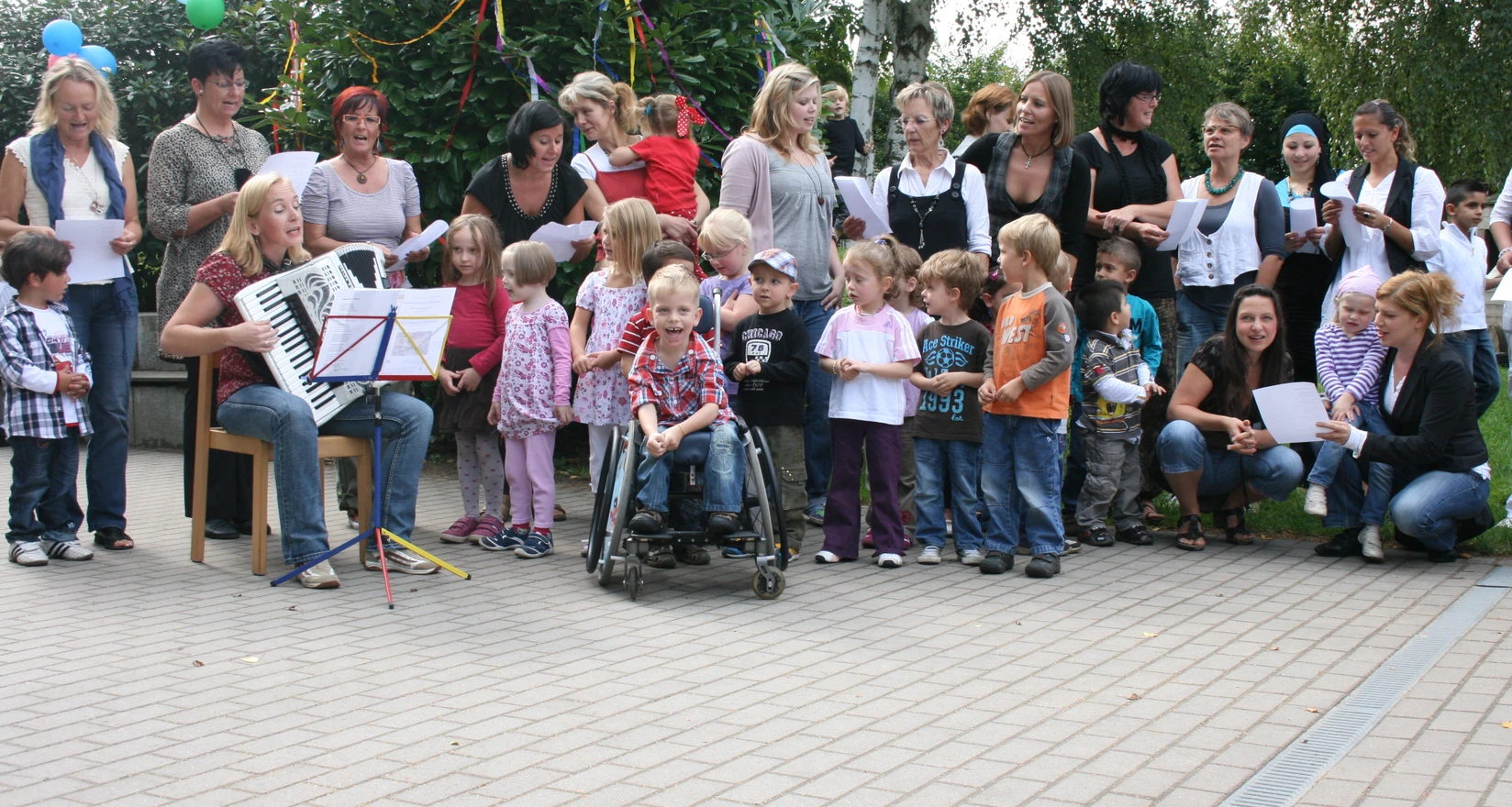 Kinder, Eltern und Erzieherinnen der Kita "Moltkestraße" musizieren und singen.