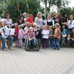 Kinder, Eltern und Erzieherinnen der Kita "Moltkestraße" musizieren und singen.