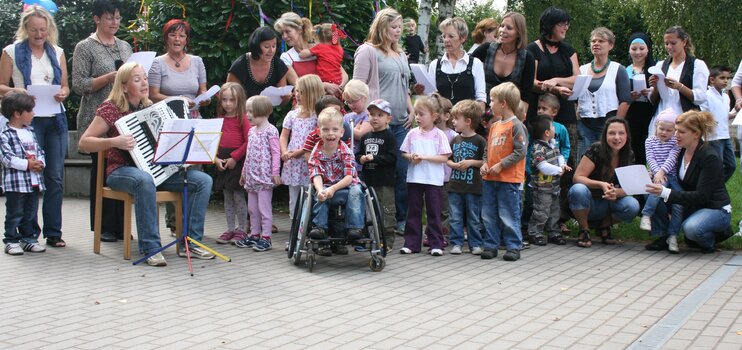 Kinder, Eltern und Erzieherinnen der Kita "Moltkestraße" musizieren und singen.