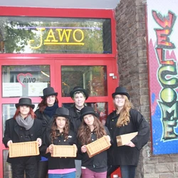 JAWO - "Schornsteinfeger" mit Körbchen voller Glückskekse