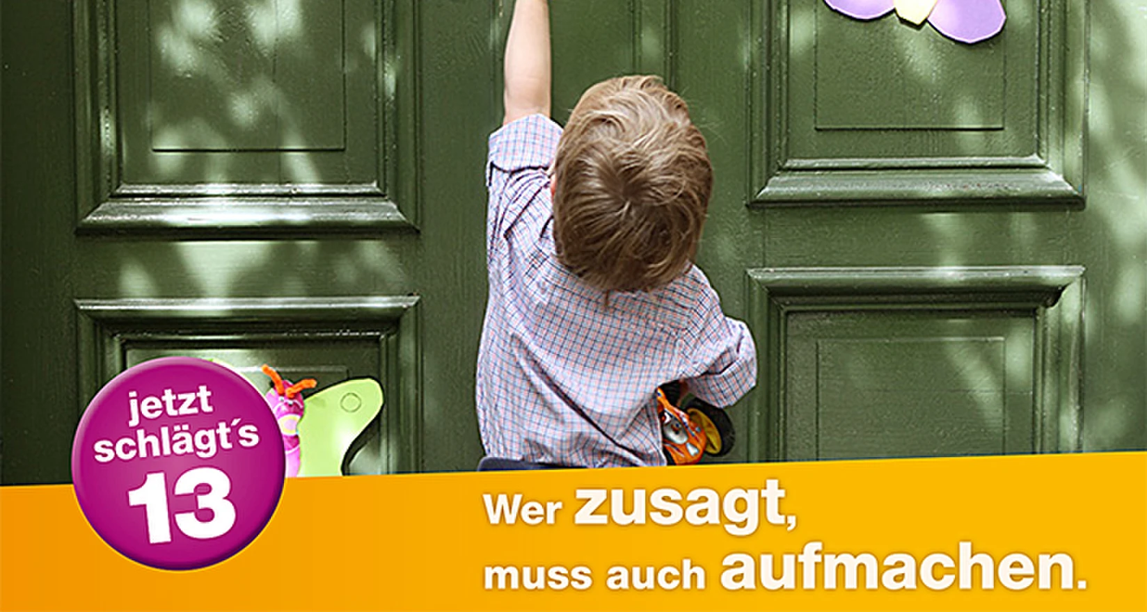 Kind versucht eine Tür zu öffnen