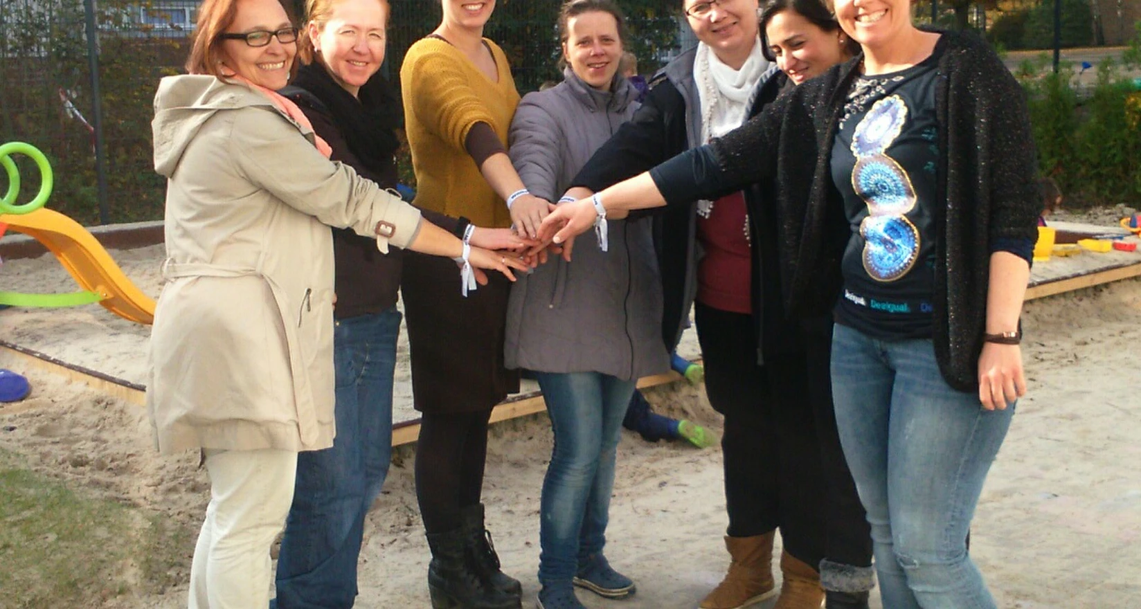 Das Team der Kita Braunsbergerstraße zeigt die Willkommensbändchen