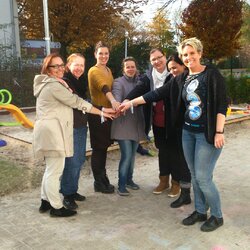 Das Team der Kita Braunsbergerstraße zeigt die Willkommensbändchen