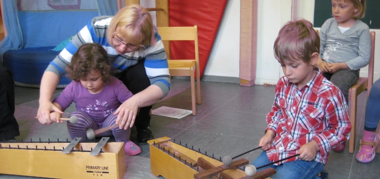 Kinder probieren Klanginstrumente aus