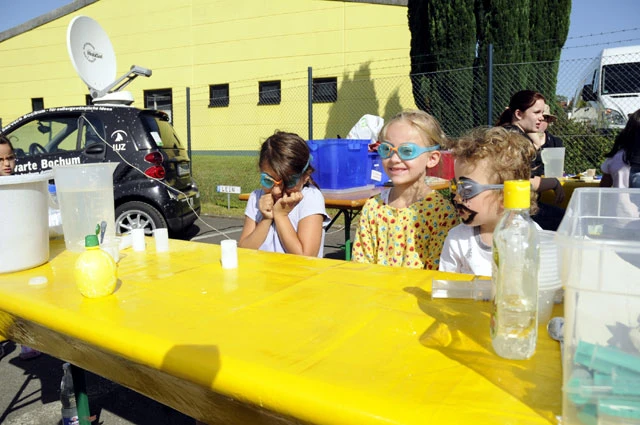 Kinder beim Experimentieren im „Rollenden Labor der kleinen Forscher“