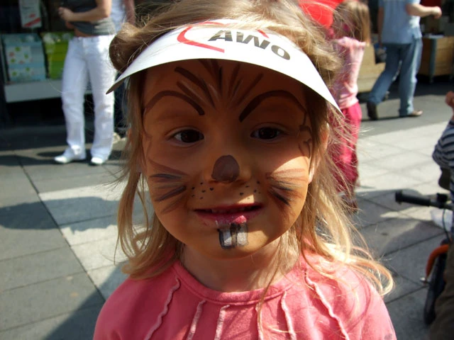 Ein, wie eine Katze geschminktes, Mädchen