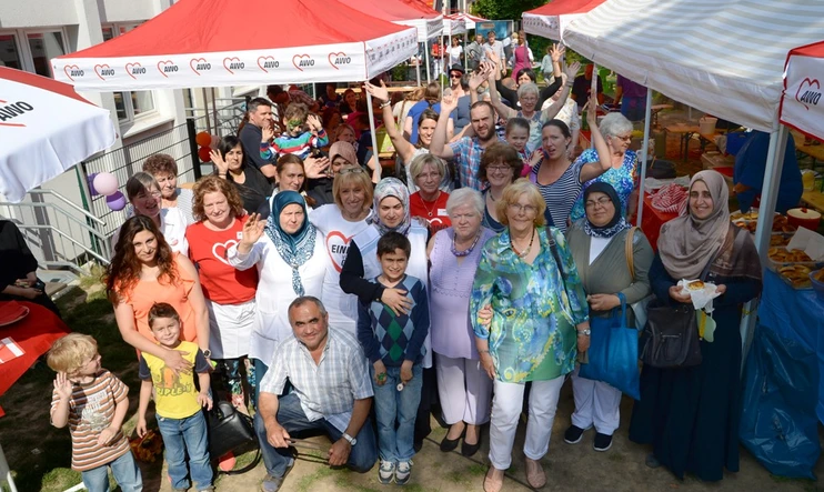 Alle Teilnehmer des Familienfestes winken in die Kamera
