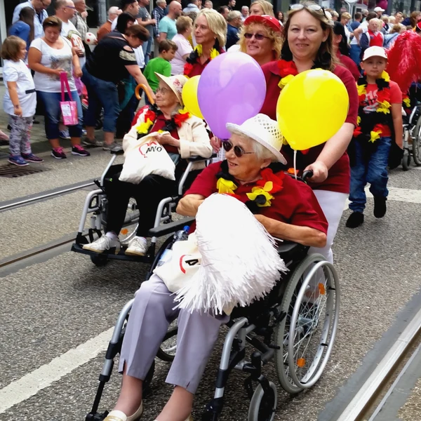Bewohnerinnen der AWO-Seniorenzentren nehmen am Cranger Umzug teil