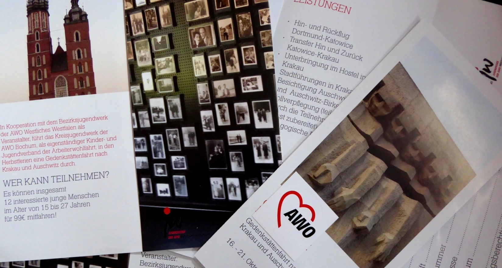 Collage: Textfragmente und Fotografien aus dem Flyer zur Gedenkstättenfahrt