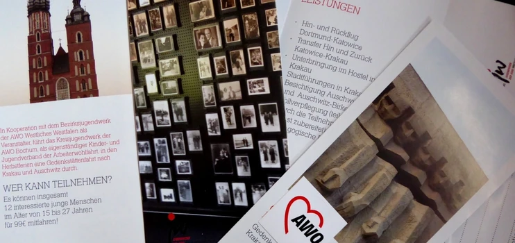 Collage: Textfragmente und Fotografien aus dem Flyer zur Gedenkstättenfahrt