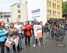 Menschenkette mit Schildern "AWO gegen Rassismus"