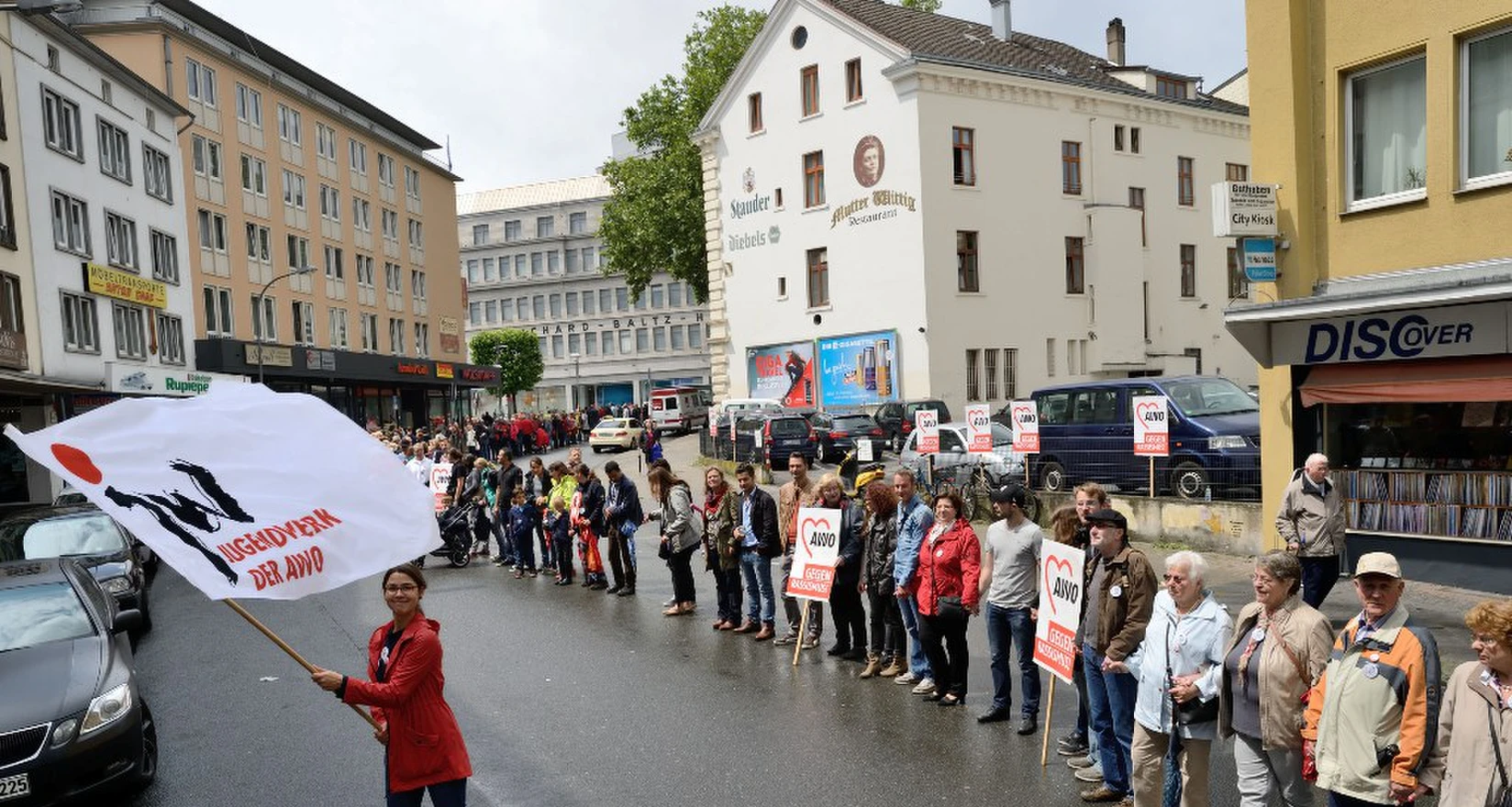 Menschenkette mit Schildern "AWO gegen Rassismus"