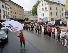 Menschenkette mit Schildern "AWO gegen Rassismus"