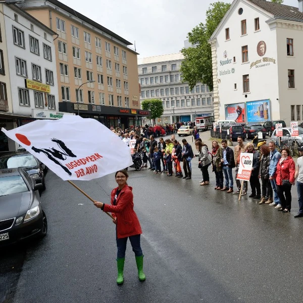 Menschenkette mit Schildern "AWO gegen Rassismus"