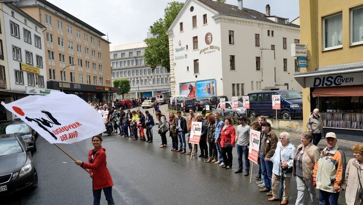 Menschenkette mit Schildern "AWO gegen Rassismus"