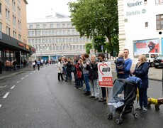 Menschenkette mit Schildern "AWO gegen Rassismus"