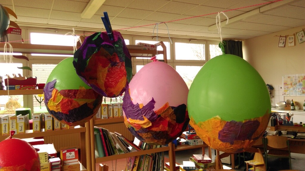 4 bunte Ballons im Klassenraum