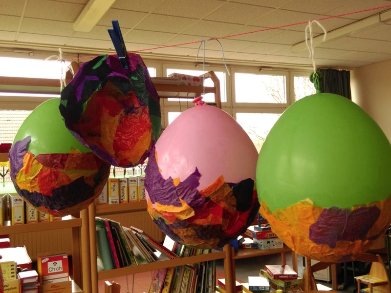 4 bunte Ballons im Klassenraum