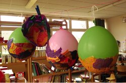 4 bunte Ballons im Klassenraum