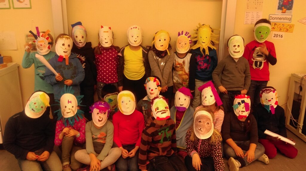 Gruppenbild von Kindern mit Masken