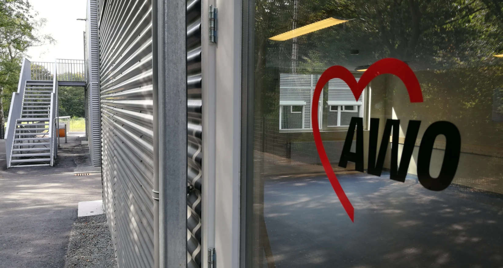 Teilansicht Gebäude mit AWO-Herz