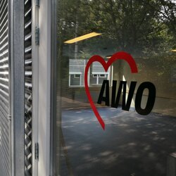 Teilansicht Gebäude mit AWO-Herz