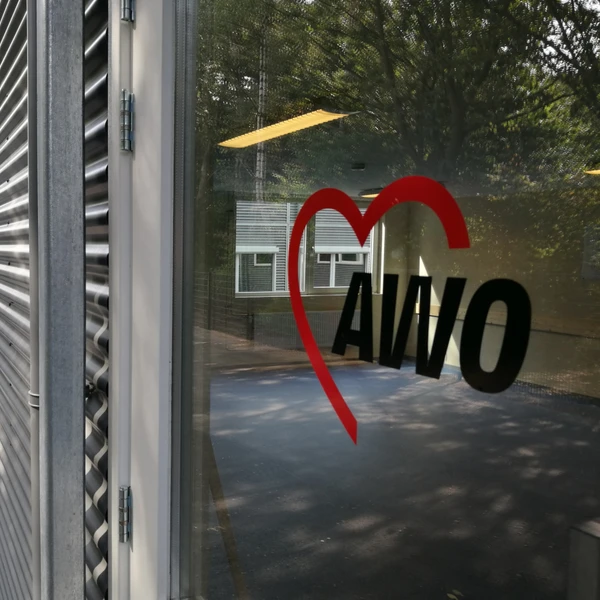 Teilansicht Gebäude mit AWO-Herz