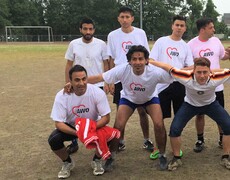 Fußballteam in weißen AWO-Shirts