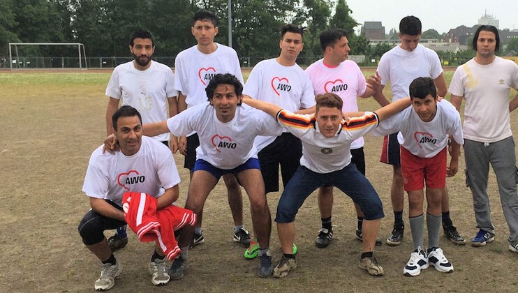 Fußballteam in weißen AWO-Shirts