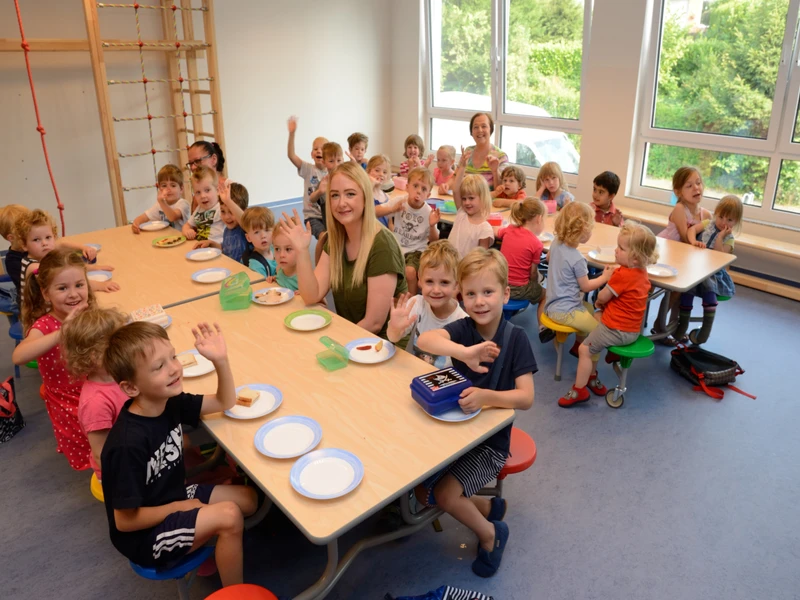 Kindergruppe an Tischen
