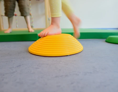 Kinderfüße auf einem Bewegungsgerät