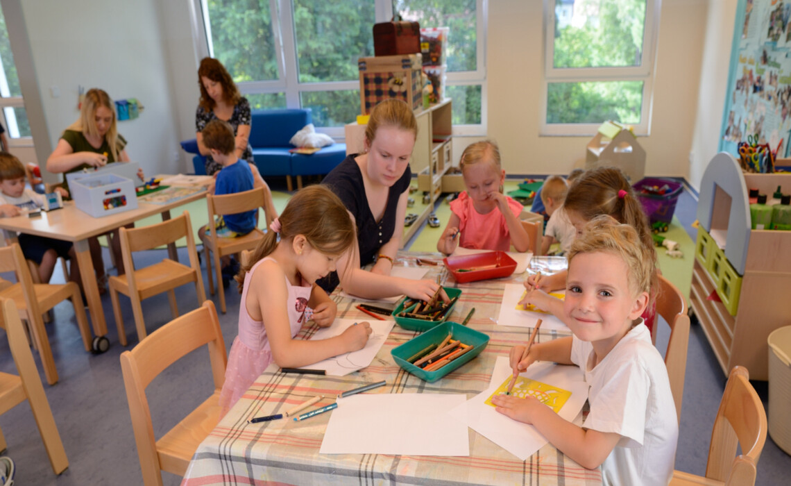 Malende und spielende Kinder im Gruppenraum