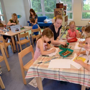 Malende und spielende Kinder im Gruppenraum