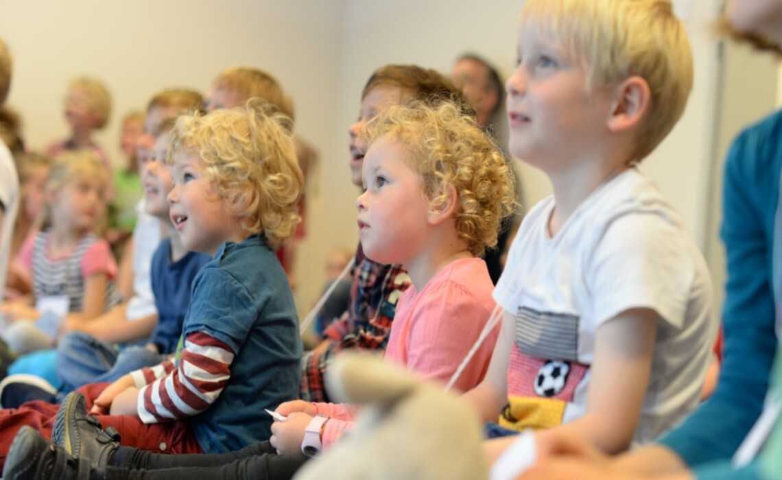 Gebannt lauschende Kinder